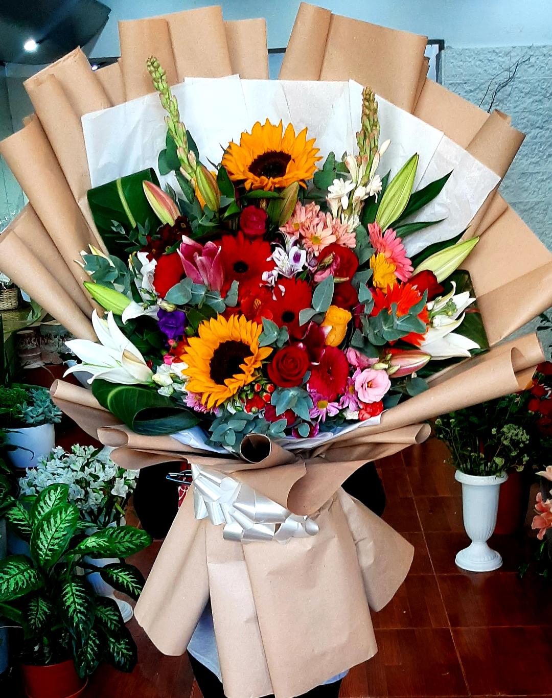 Envio y venta de flores ,rosas, plantas,arreglos florales ,regalos y desayunos a domicilio con delivery gratis en la Ciudad Autonoma de Buenos Aires y con costo de envo en localidades del Gran Buenos Aires asi como delivery de flores y plantas a travs de florerias asociadas en todas las provincias de la Argentina, Buenos Aires, la Pampa, Tucuman, La Rioja, Ro Negro, Entre Rios, Corrientes, Misiones, Neuquen, Chubut, Tierra del Fuego, Santa Cruz, San Luis, Mendoza, Cordoba, Jujuy, Formosa, Santiago del Estero, Salta, Chaco, Catamarca ,San Juan, y ademas realizamos el delivery de flores ,coronas,palmas , plantas y regalos a todas las ciudades de Argentina, Mar del Plata, Crdoba, Buenos Aires, con cargo en Santa Rosa, La Plata, Bella Vista, Neuquen, Pilar, Paran, Posadas, Resistencia, Cipolleti y mas de 300 ciudades y localidades en todo el territorio de nuestro pas, asi como tambien tenemos la posibilidad de enviar flores a casi todo el mundo en cuestion de horas